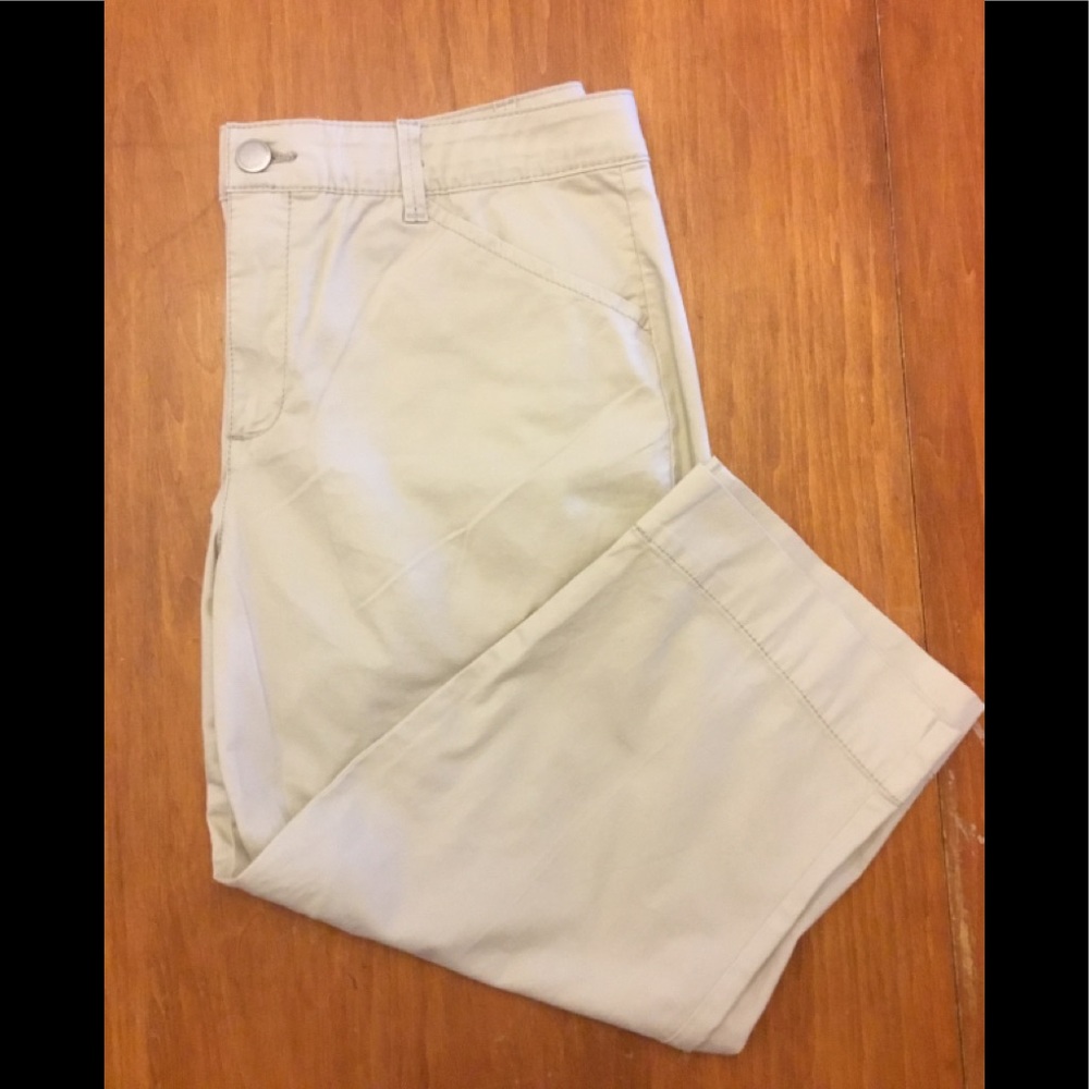 EUC size 12 Bandolino Maureen cream colored capris